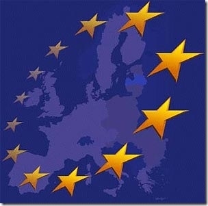 Bandiera europea con sfondo di cartina dell'Europa